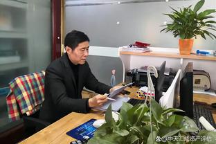 理查兹：萨卡给我的印象最深，他一直能从容应对多人防守